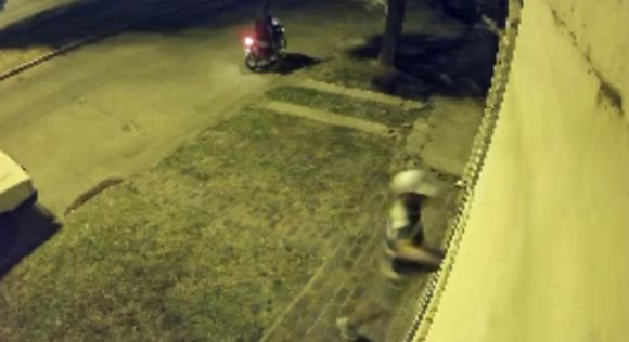Impunidad: así “reventaron” la puerta de una casa los delincuentes