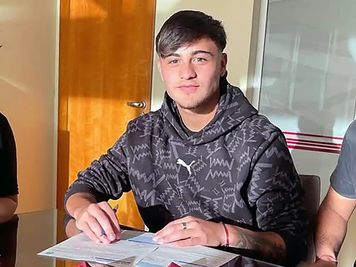 Mateo Peralta durante la firma de su primer contrato