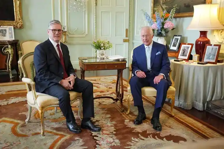 Keir Starmer es el nuevo primer ministro del Reino Unido: ya recibió el encargo del rey Carlos III para formar gobierno