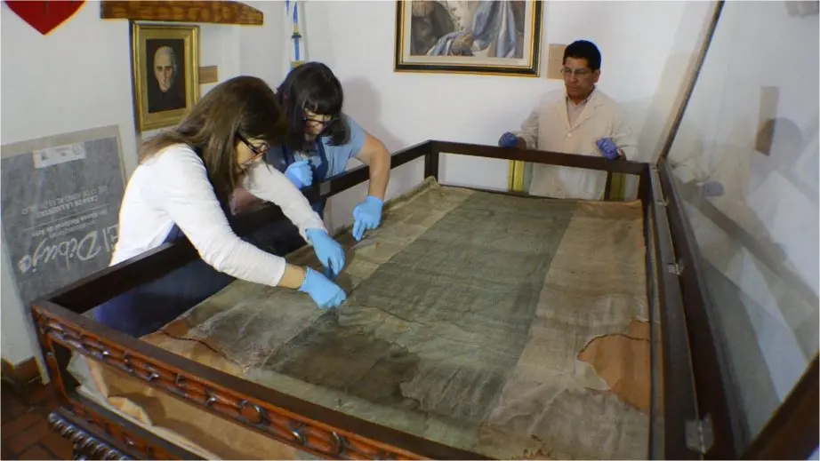 La ciencia confirma que la bandera de Manuel Belgrano era blanca y azul índigo