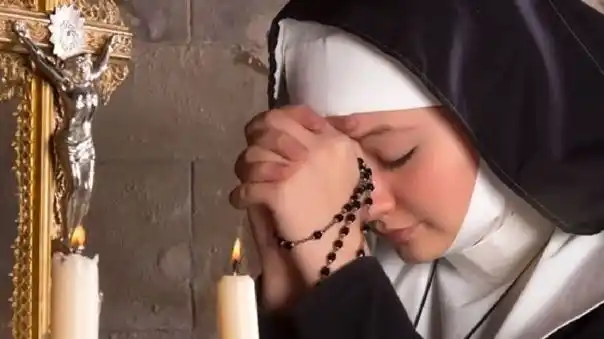 Pareja arrolló a una Monja para robarla