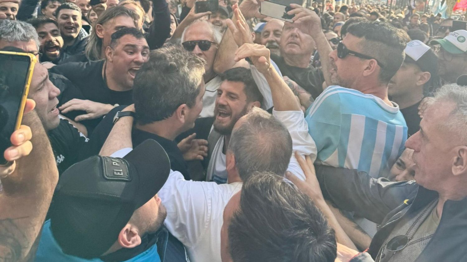 El video del abrazo entre Sergio Massa y Guillermo Moreno durante la marcha universitaria: "Vamos a volver"