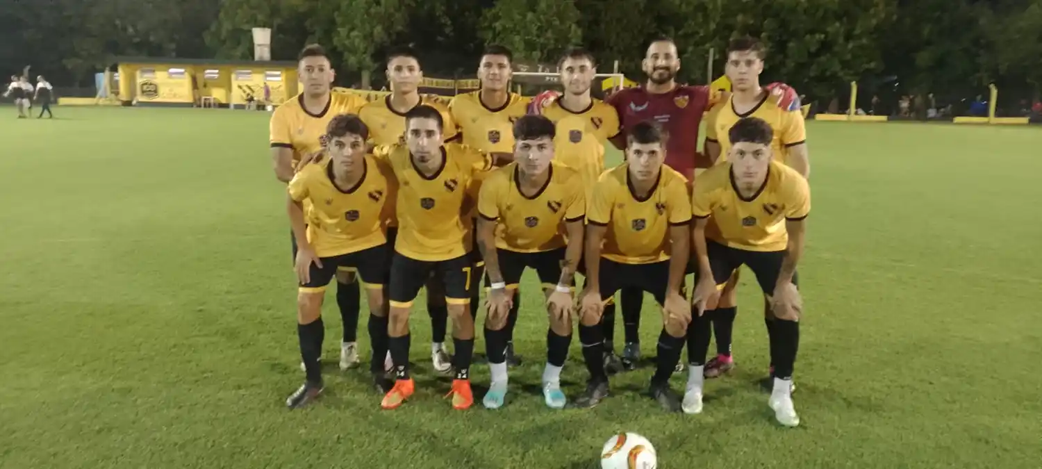 Peñarol, con Márques Semeao como héroe, derrotó en los penales a Carmelense y se metió en la siguiente ronda. Foto: Omar Lamarchesina.