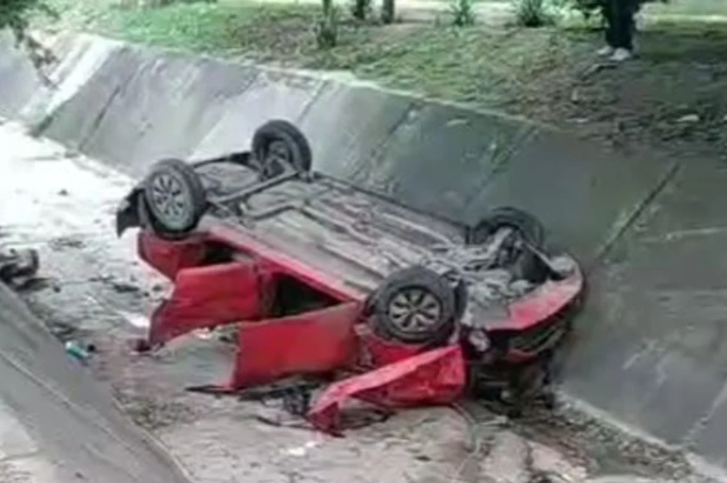 Un Volkswagen Trend rojo perdió el control, impactó contra un árbol y terminó volcado en el canal.