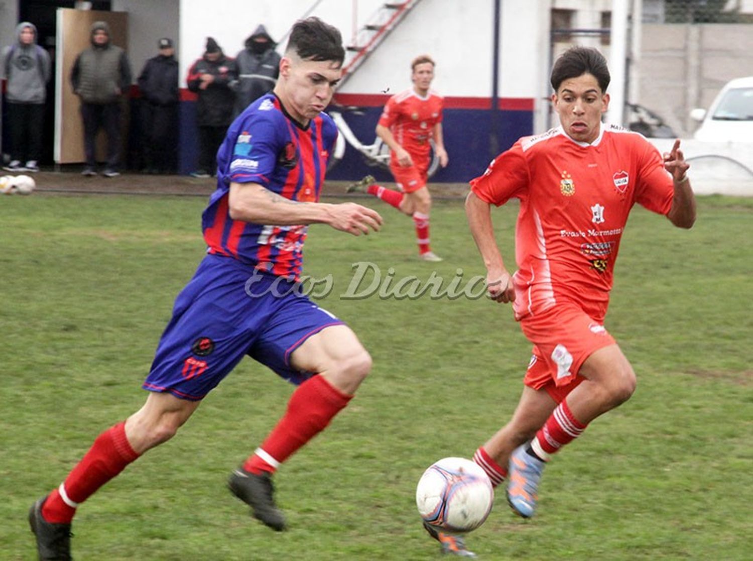 Ataque de Leandro Blanes ante la marca de Maxi Araujo