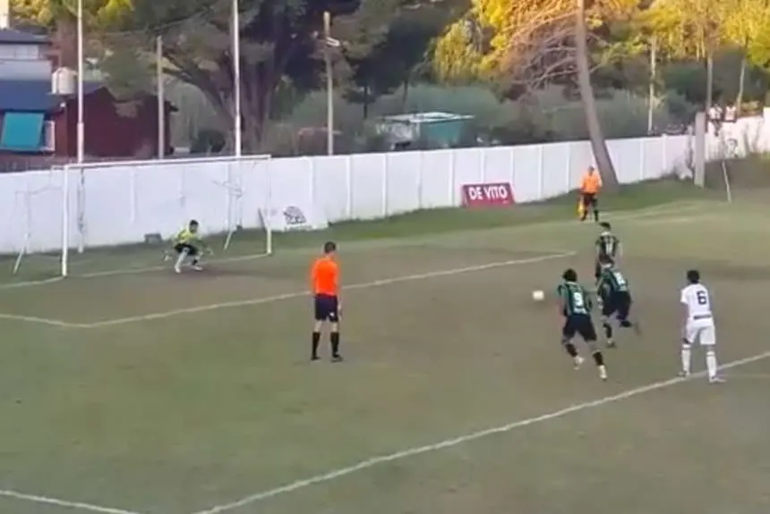 En Valeria del Mar patearon un penal a lo Messi y Suárez en Barcelona