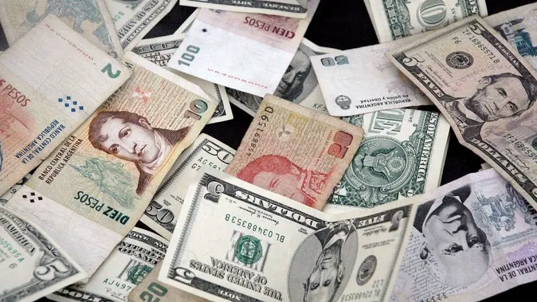 Dólar: El oficial se disparó a $8,01 y el blue cotiza a 13,10
