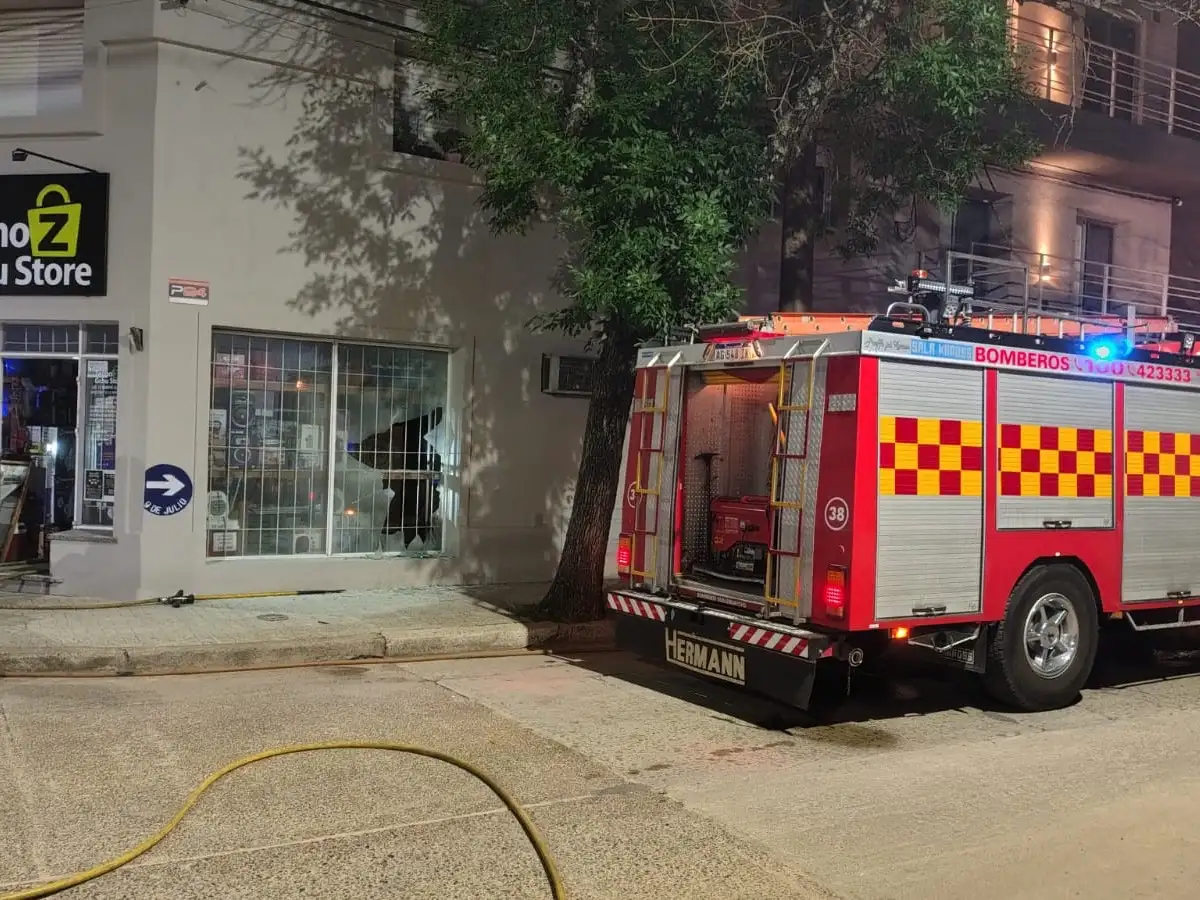 Se incendió un local de tecnología del centro