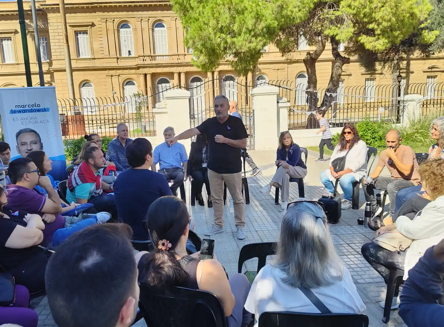 Marcelo Lewandowski, realizó un encuentro con trabajadores y trabajadoras de la educación.