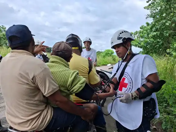 CRUZ ROJA VENEZOLANA atiende a familias afectadas por las lluvias