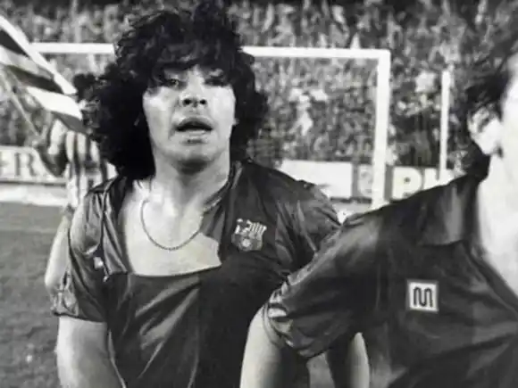 Subastan la camiseta que Maradona usó en la batalla campal entre Barcelona y Athletic de Bilbao