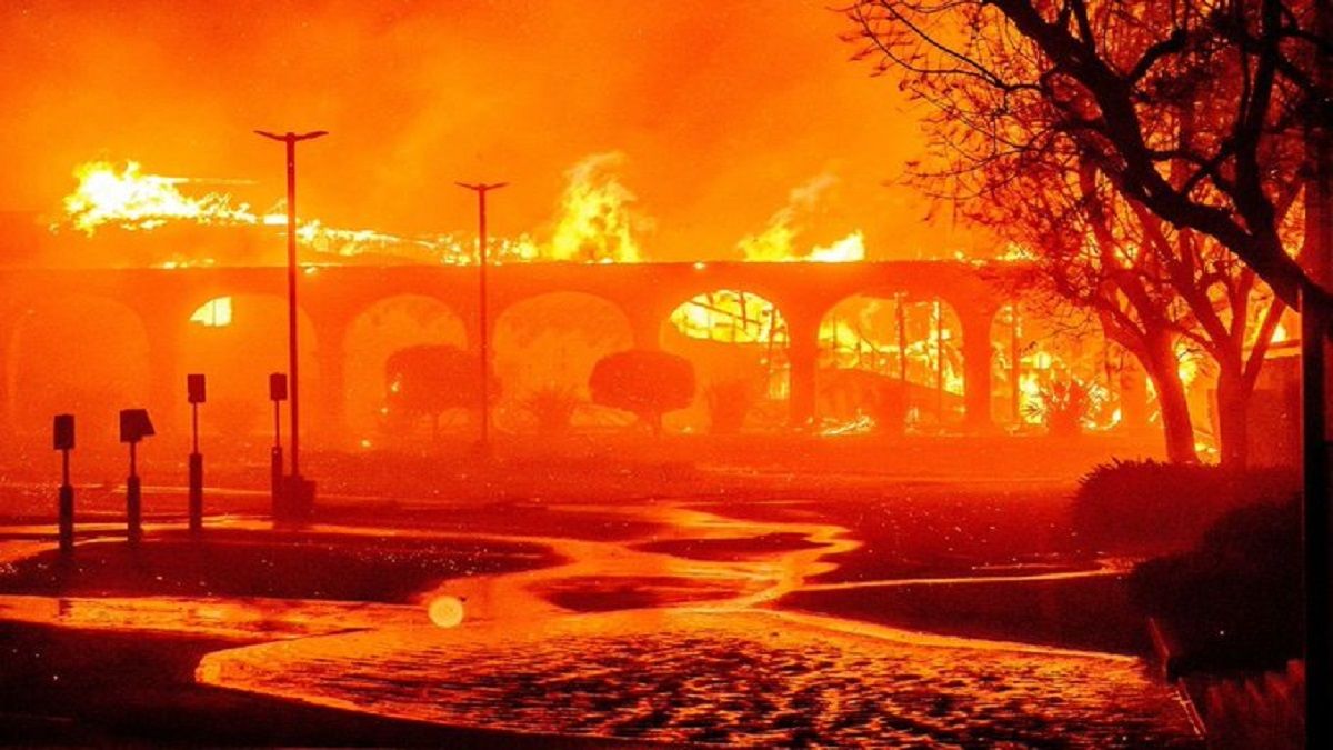 ¡ALERTA! Más de 1.400 bomberos  luchan contra los  incendios en Los Ángeles