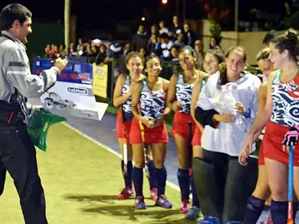 Original propuesta de matrimonio en una cancha de hockey