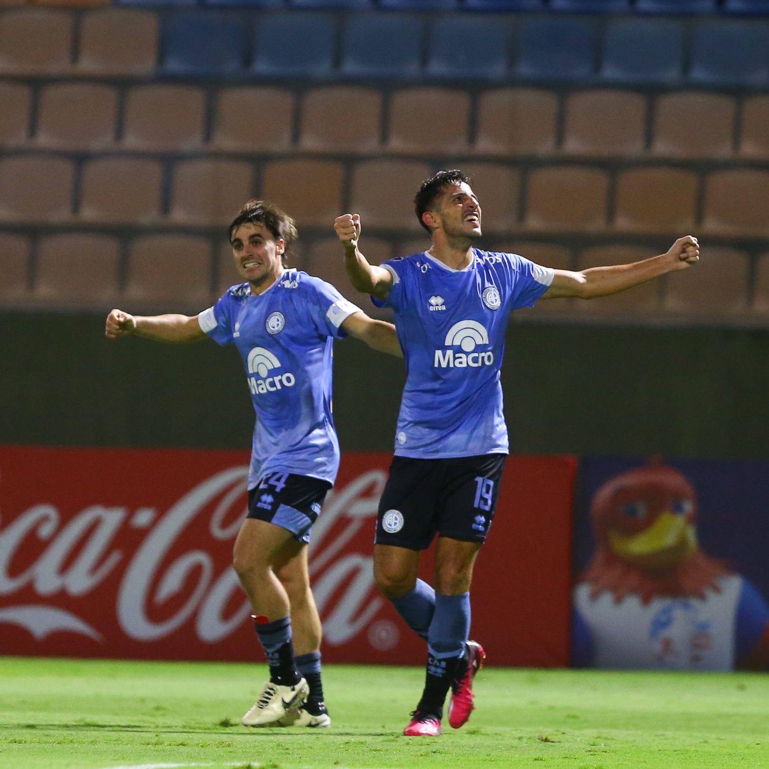 El tandilense González Metilli festeja con Chavarría, autor de los dos tantos de Belgrano.