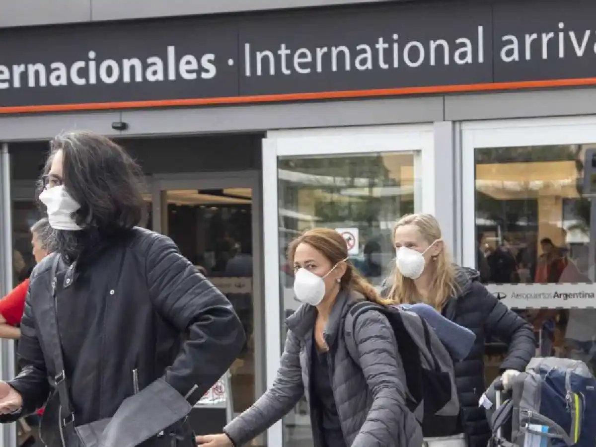 Mantienen la suspensión de vuelos a Gran Bretaña y se pide a los mayores de 60 diferir viajes