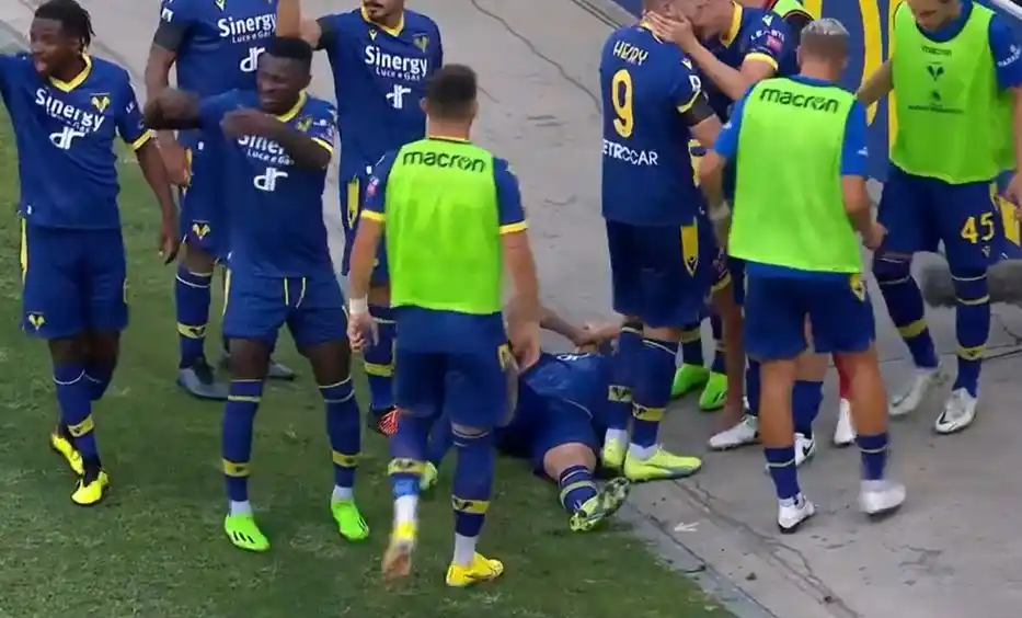 ¡NOCAUT EN FÚTBOL! Terrible codazo opaca celebración de un gol (+ video)