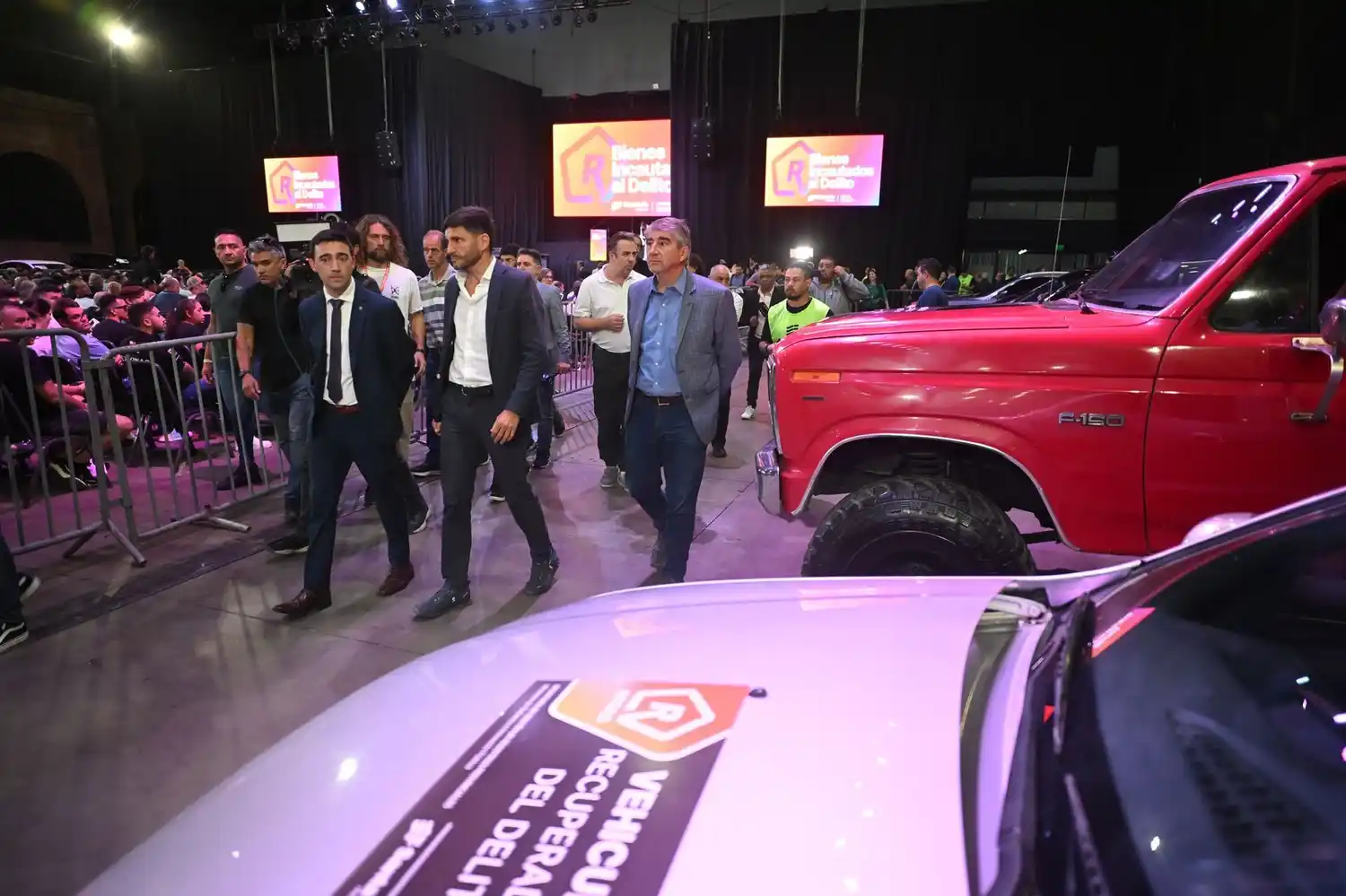 El gobernador encabezó el acto de la subasta.