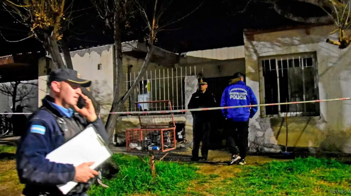 Los investigadores creen que el hombre prendió fuego a las dos mujeres para que desalojen una casa. (Foto: Río Negro).