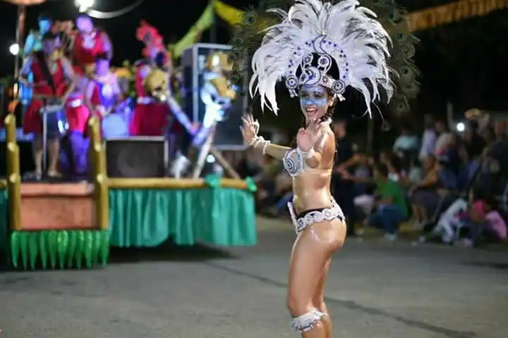 El colorido despliegue de las comparsas en la segunda noche de carnaval reflejado en fotos
