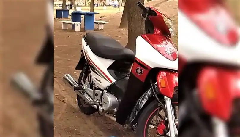 Le robaron la moto a una costurera cuando fue a entregar un trabajo
