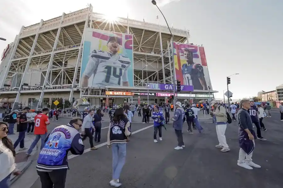 Activistas reparten toallas con lemas de ‘ICE fuera’ a las afueras del Super Bowl