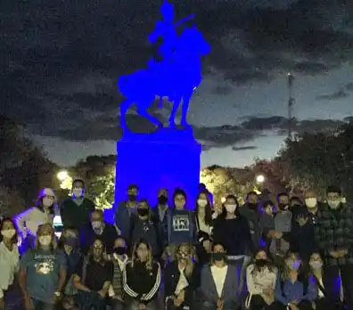 Se iluminó de azul el monumento a Necochea