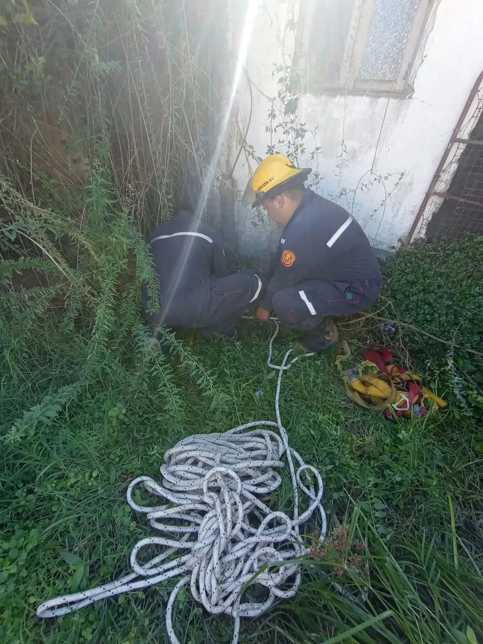 Una mujer cayó en un pozo y fue rescatada