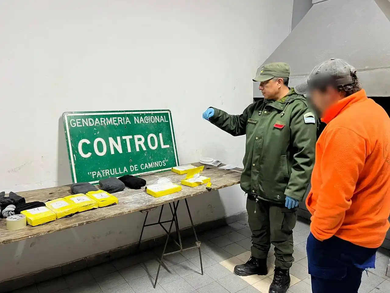 Descubren 10 kilos de cocaína en el aire acondicionado de un micro en Salta