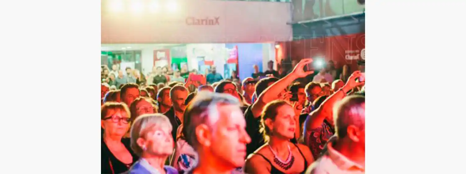 Desfile, música y mucho humor en el viernes de Espacio Clarín