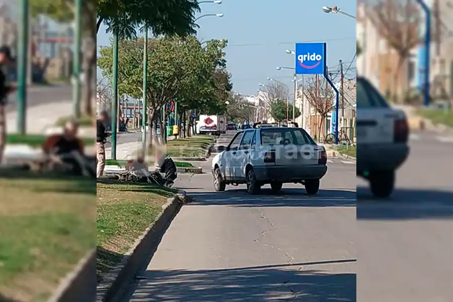 Fuerte choque en Bv. Roca: un hombre tuvo que ser hospitalizado con fuertes dolores en el pecho