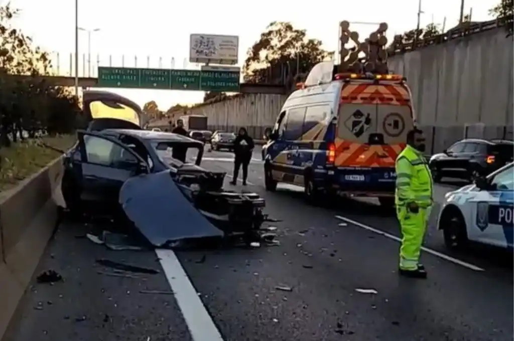 Accidente en Haedo: un auto a contramano en el Acceso Oeste chocó y hay un muerto