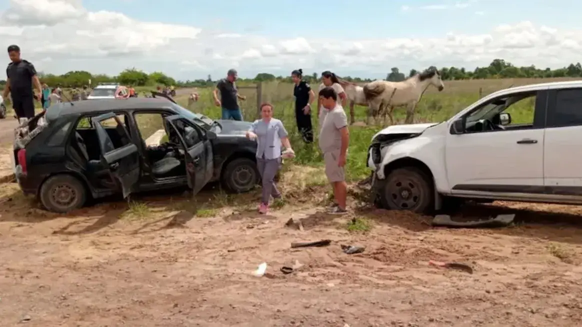 El impacto de un vehículo en una ruta secundaria de Corrientes dejó un saldo devastador.