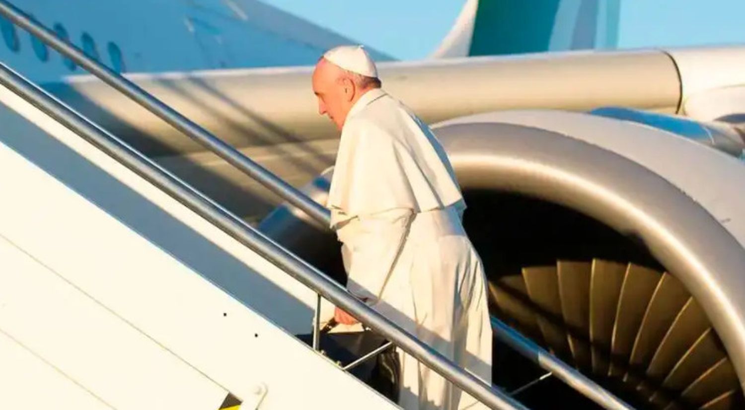 Después de 57 años, Francisco realiza el último vuelo papal con Alitalia