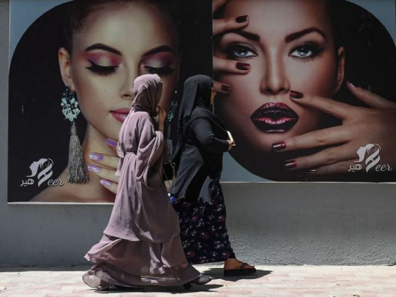 El miedo a perder los derechos en Afganistán: los primeros cambios para las mujeres en Kabul tras el control talibán