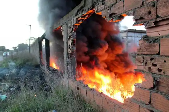 Problemas para vecinos por el incendio de neumáticos
