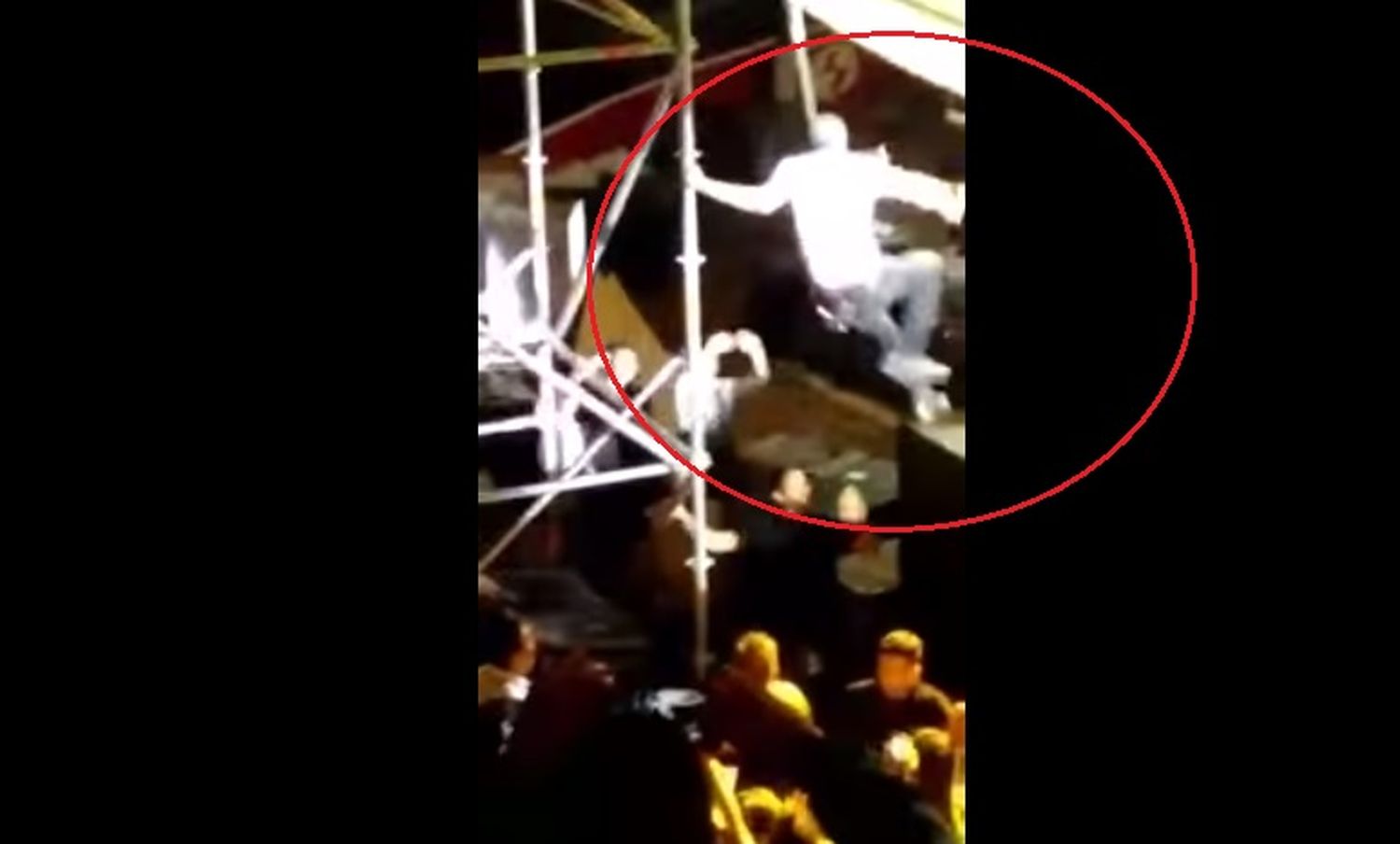 Mirá la tremenda caída de Enrique Iglesias durante un show en México