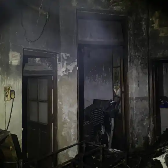 Se incendió una casa en Ricchieri al 400: rescataron a un hombre de 76 años