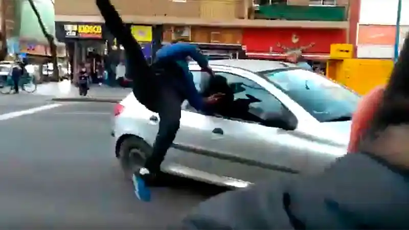 Video impactante: Atropelló a un manifestante que cortaba la calle y escapó