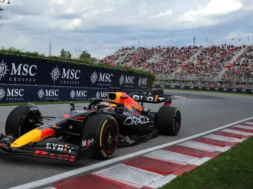 El Red Bull's Max Verstappen in acción durante una práctica en el circuito canadiense de Montreal. Reuters/Christinne Muschi