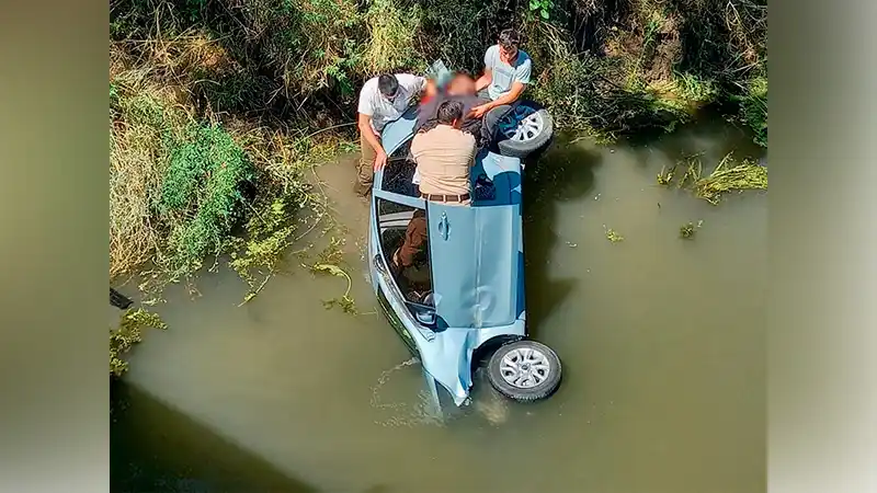 Una mujer despistó en la Autovía Artigas y cayó a un arroyo: debió ser rescatada