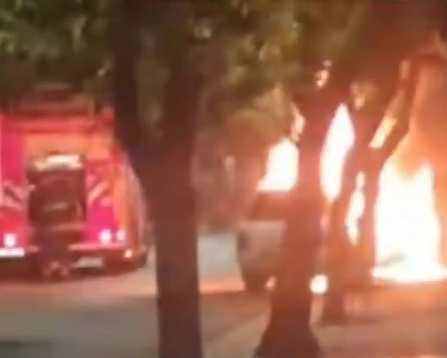 Se prendieron fuego dos autos en plena 25 de Mayo