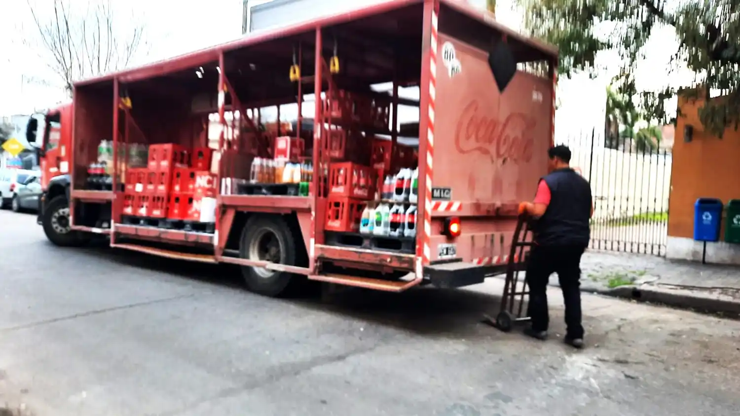 Muchas distribuidoras cumplen el horario pero no pueden estacionar en las esquinas porque hay motos.
