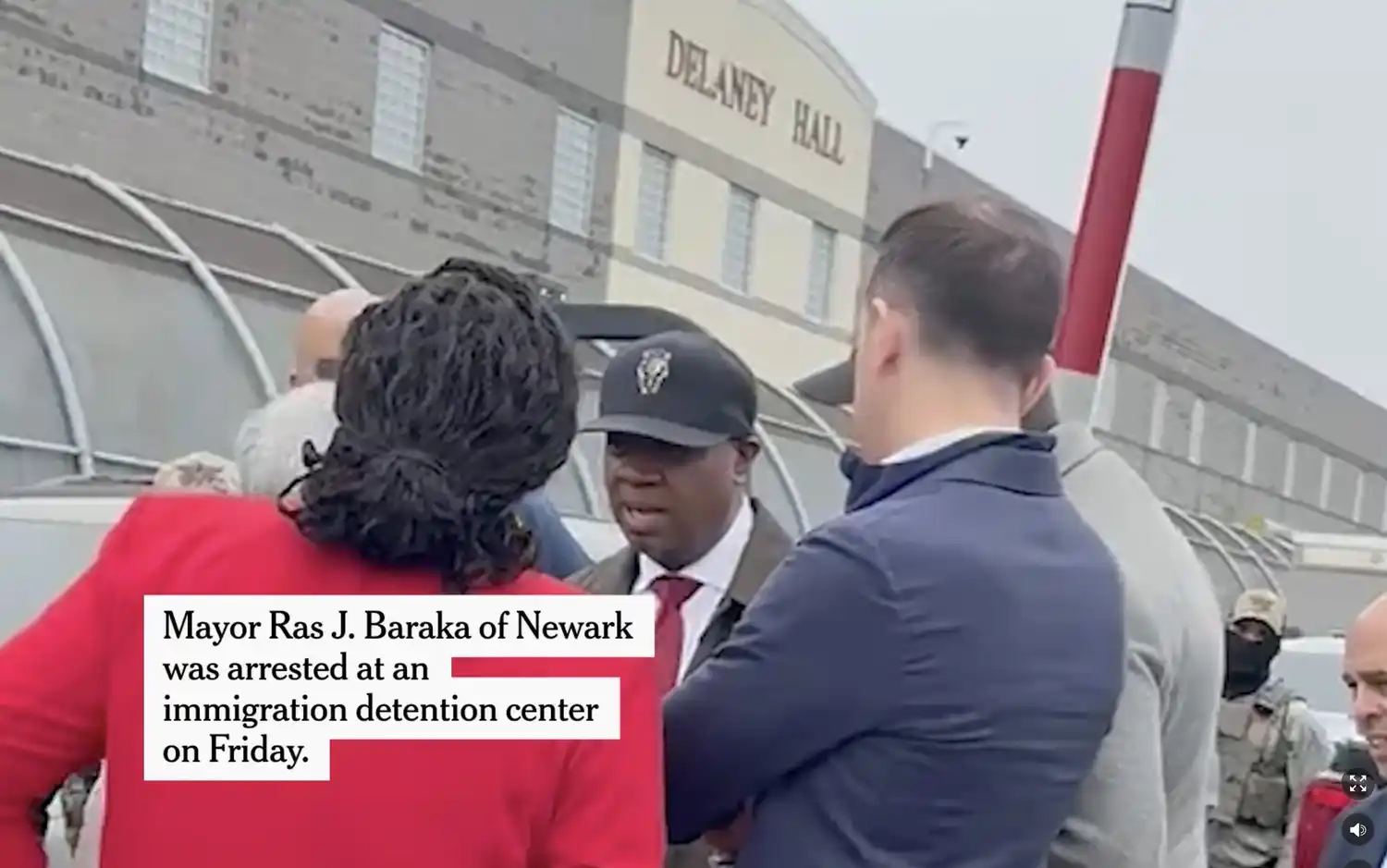 Funcionarios federales arrestaron a Ras J. Baraka, alcalde de Newark, en una instalación de inmigración.