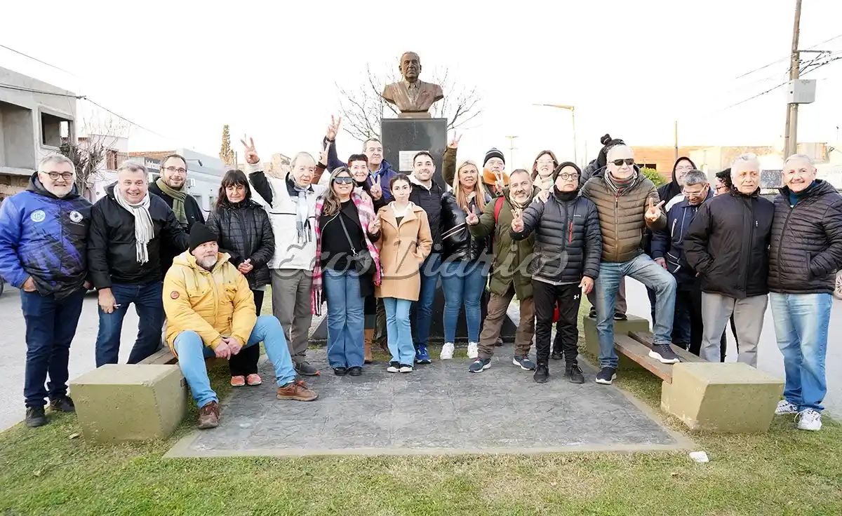 Homenaje. Argibay y Rivero depositaron una ofrenda floral en el busto de Perón