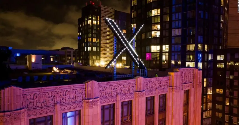 ¿SE ARREPINTIÓ? Retiran la recién instalada X en el edificio de Twitter en San Francisco  