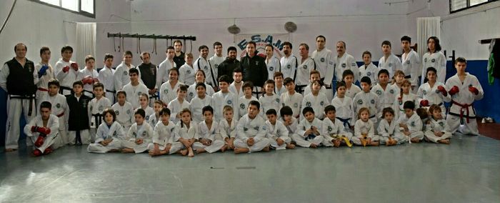 El maestro Yapuncic con los deportistas que lo acompañaron.