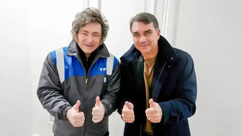 Javier Milei junto al senador brasileño y candidato presidencial, Flavio Bolsonaro.