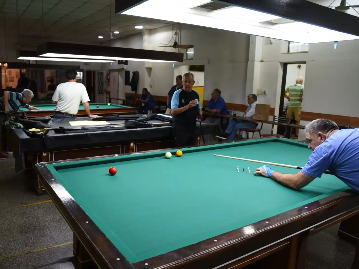 Una noche en el Club Unidos, el rincón de Tandil donde todavía se juega casín y billar.