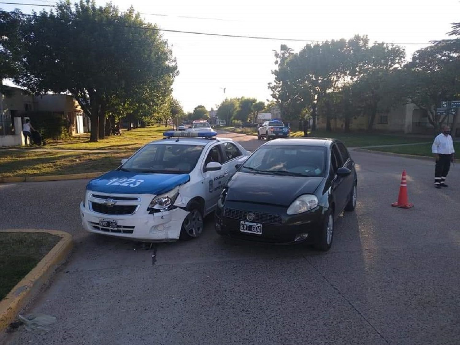 En pleno centro de Urdinarrain chocaron un patrullero con un auto