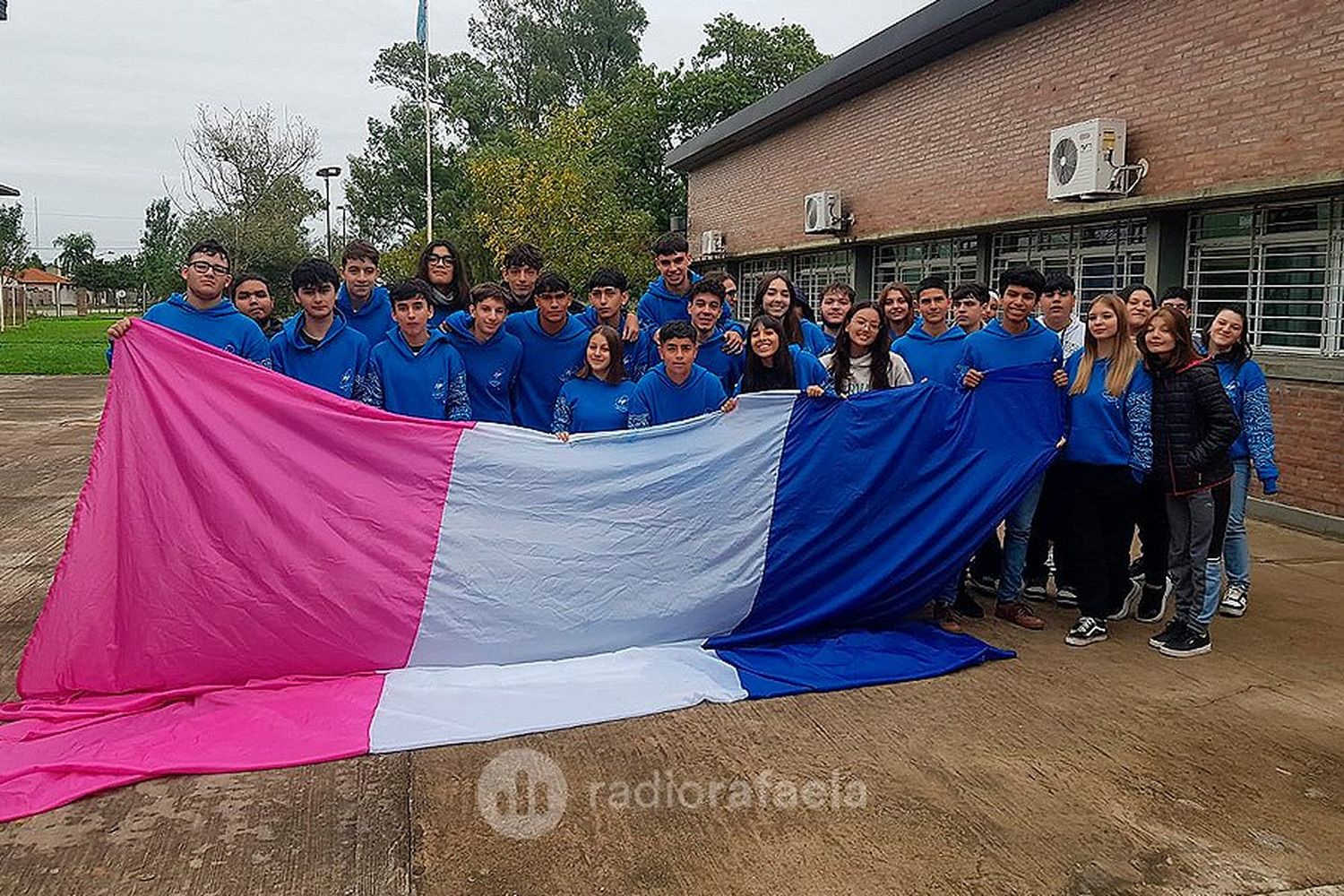 VIDEO | Una escuela rafaelina donó ropa y juguetes como 'presentación de buzos': "Tenemos que inculcar valores"